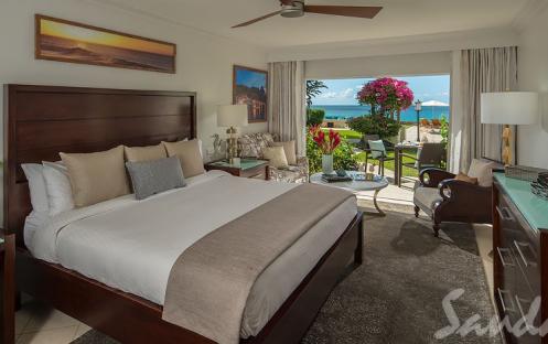 Honeymoon Concierge Grande Luxe Beachfront Walkout Room - CBW (4)
